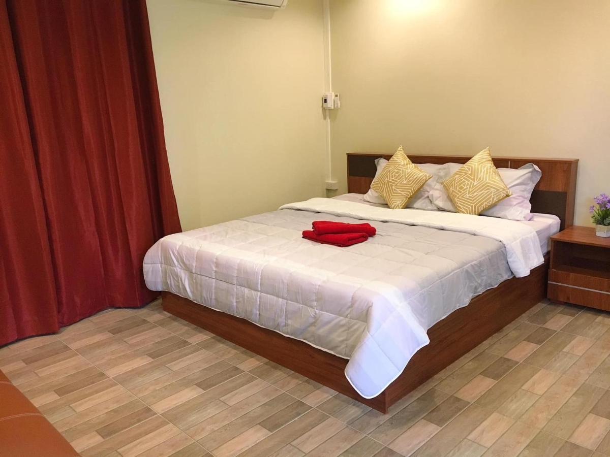 Hotel นพรัตน์การ์เด้นฮิลล์ Uthai Thani Exterior foto