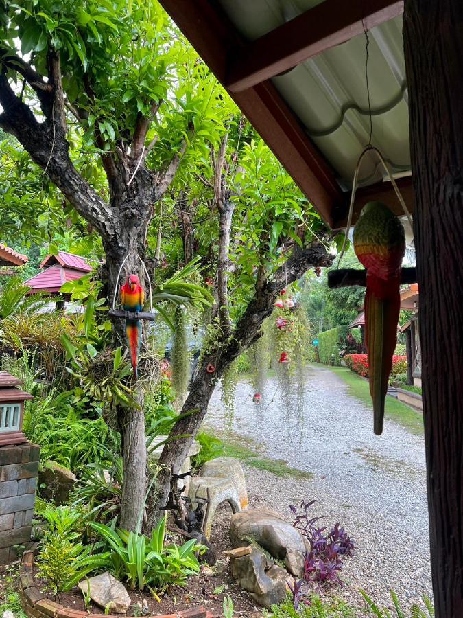 Hotel นพรัตน์การ์เด้นฮิลล์ Uthai Thani Exterior foto