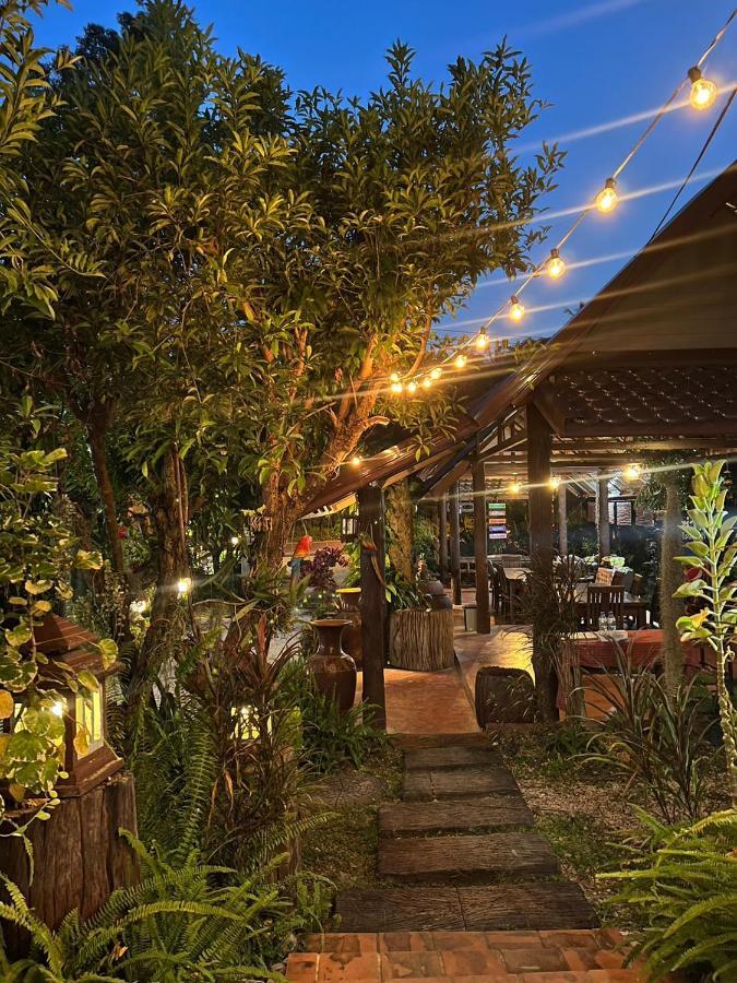 Hotel นพรัตน์การ์เด้นฮิลล์ Uthai Thani Exterior foto