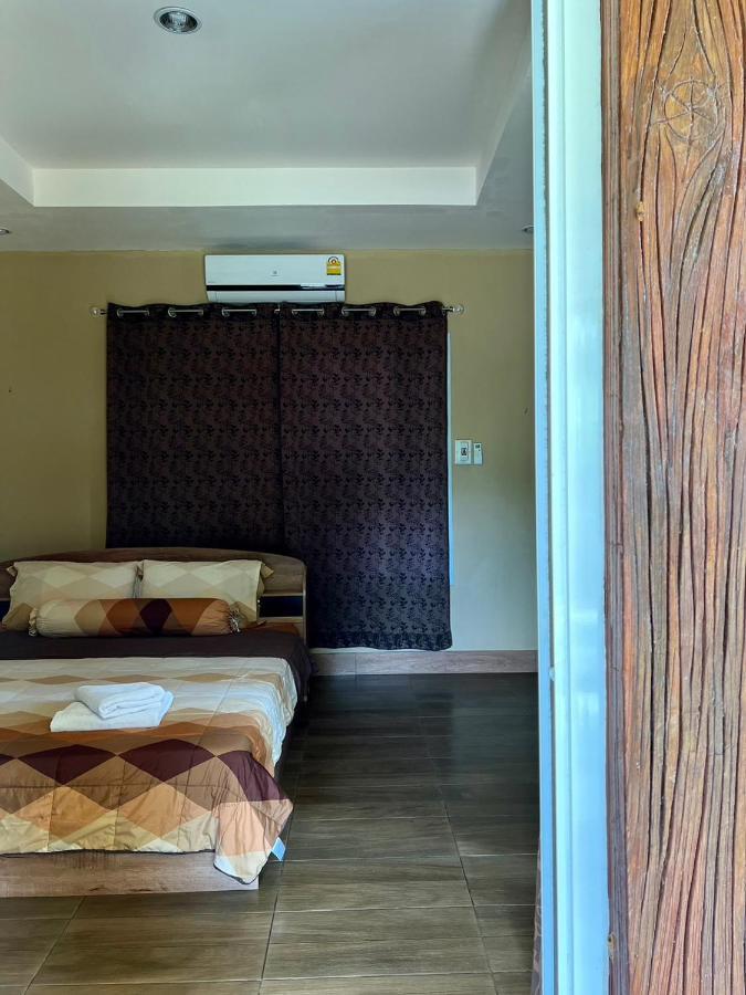 Hotel นพรัตน์การ์เด้นฮิลล์ Uthai Thani Exterior foto