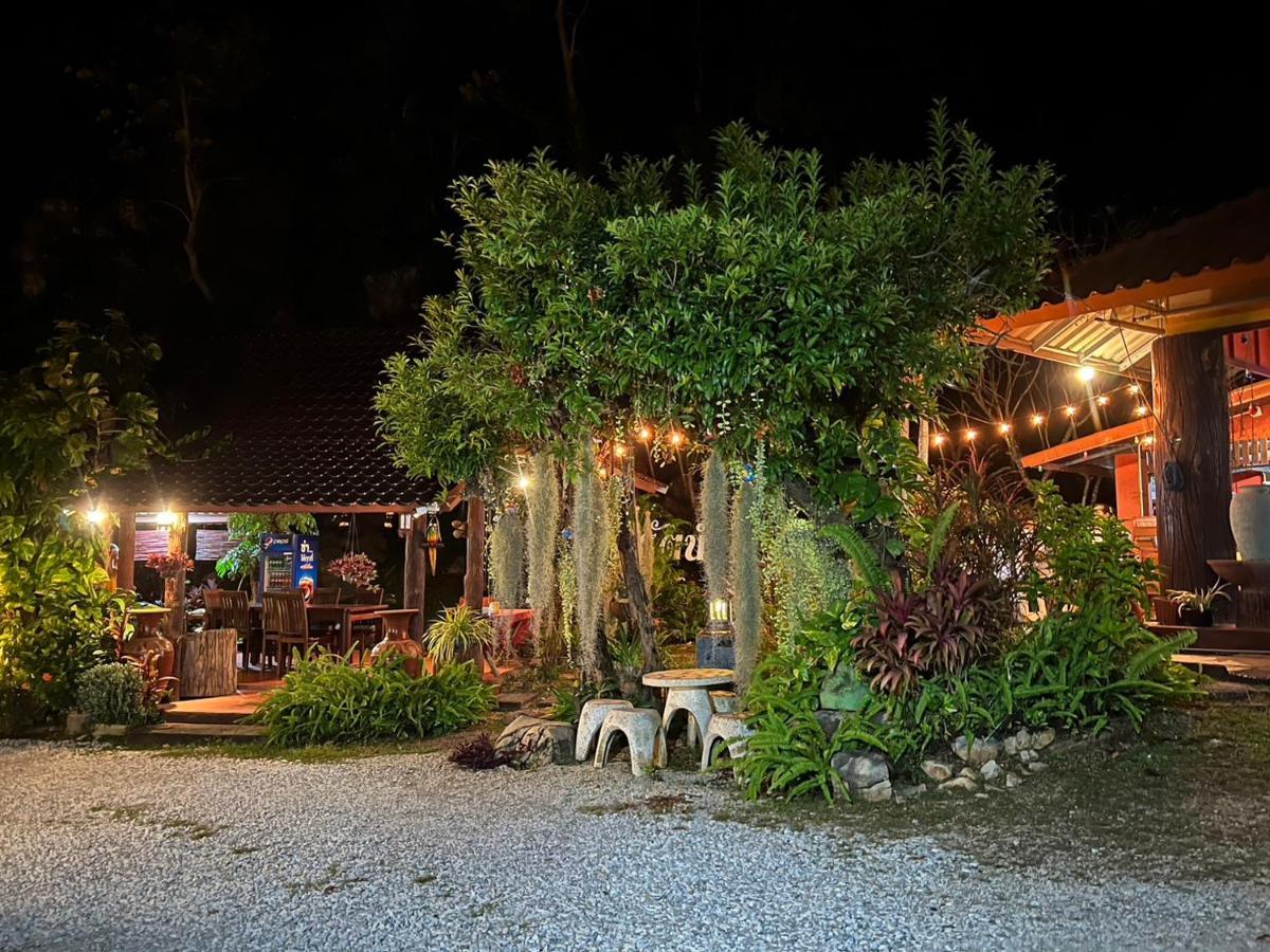 Hotel นพรัตน์การ์เด้นฮิลล์ Uthai Thani Exterior foto
