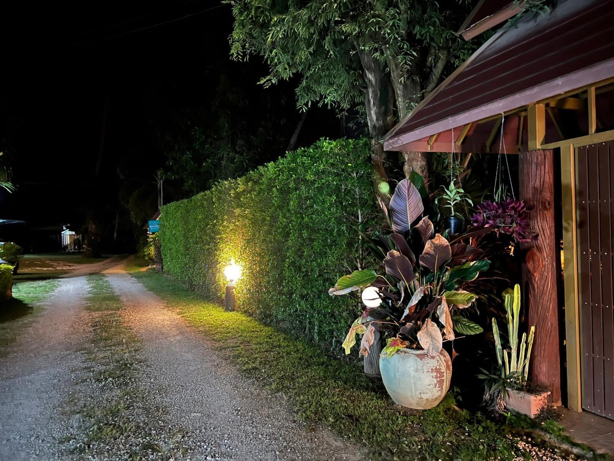 Hotel นพรัตน์การ์เด้นฮิลล์ Uthai Thani Exterior foto