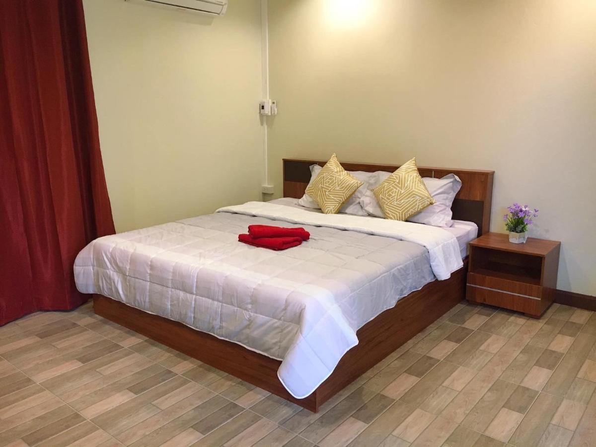 Hotel นพรัตน์การ์เด้นฮิลล์ Uthai Thani Exterior foto