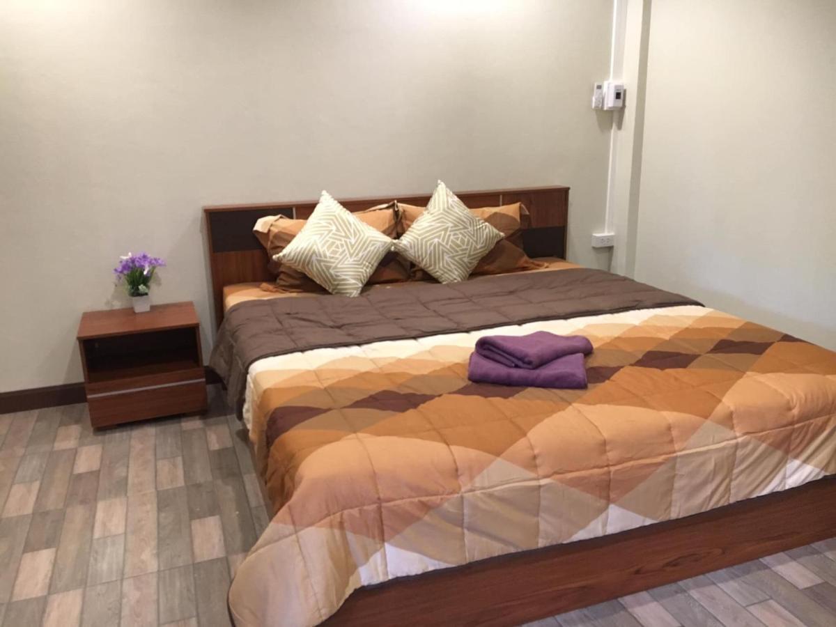 Hotel นพรัตน์การ์เด้นฮิลล์ Uthai Thani Exterior foto