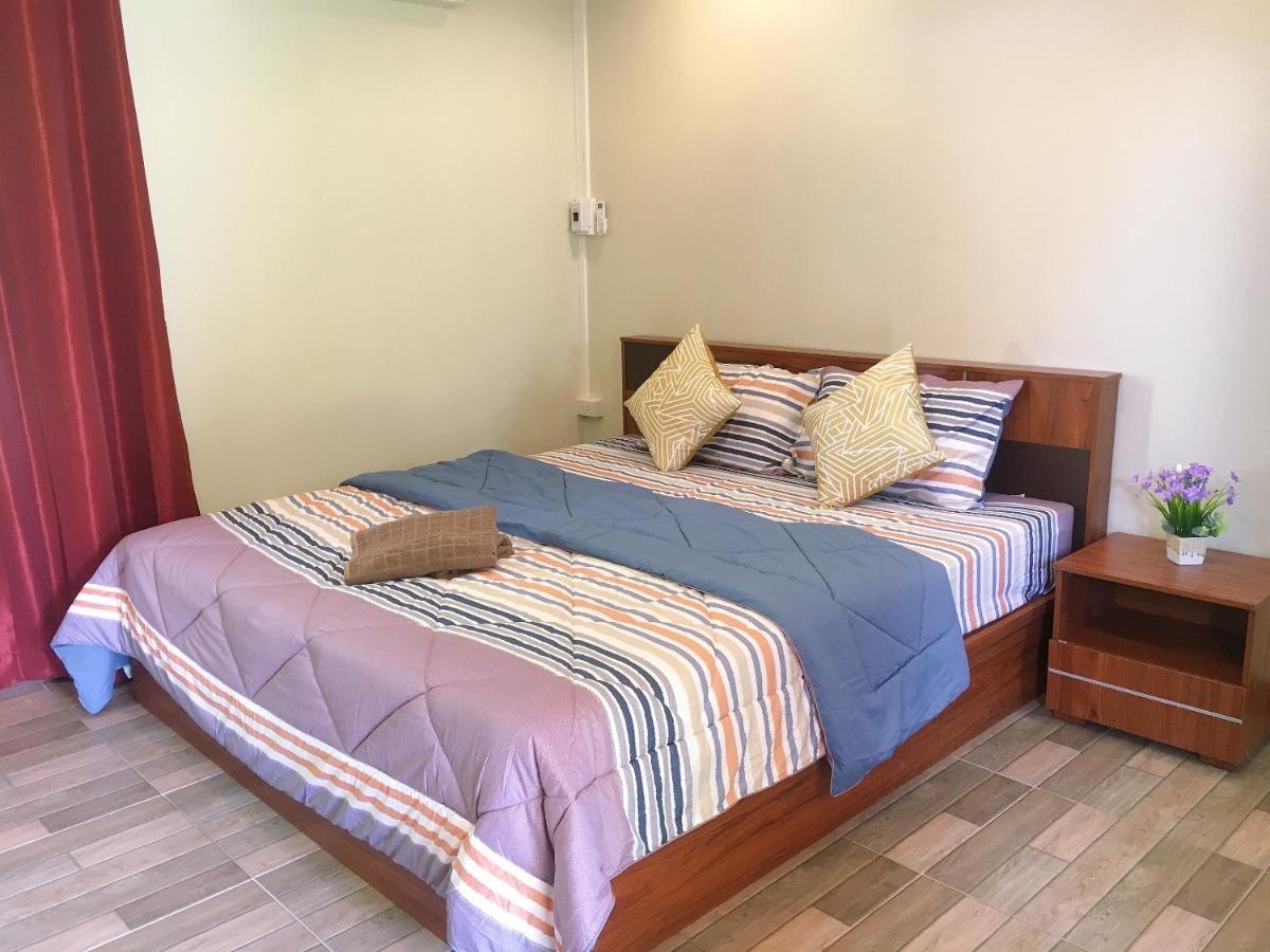 Hotel นพรัตน์การ์เด้นฮิลล์ Uthai Thani Exterior foto